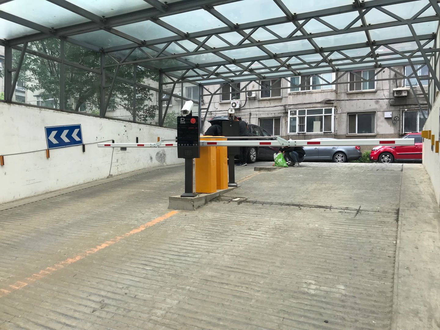 沈陽(yáng)某大學(xué)家屬樓地下停車(chē)場(chǎng)折臂道閘車(chē)牌識(shí)別系統(tǒng)