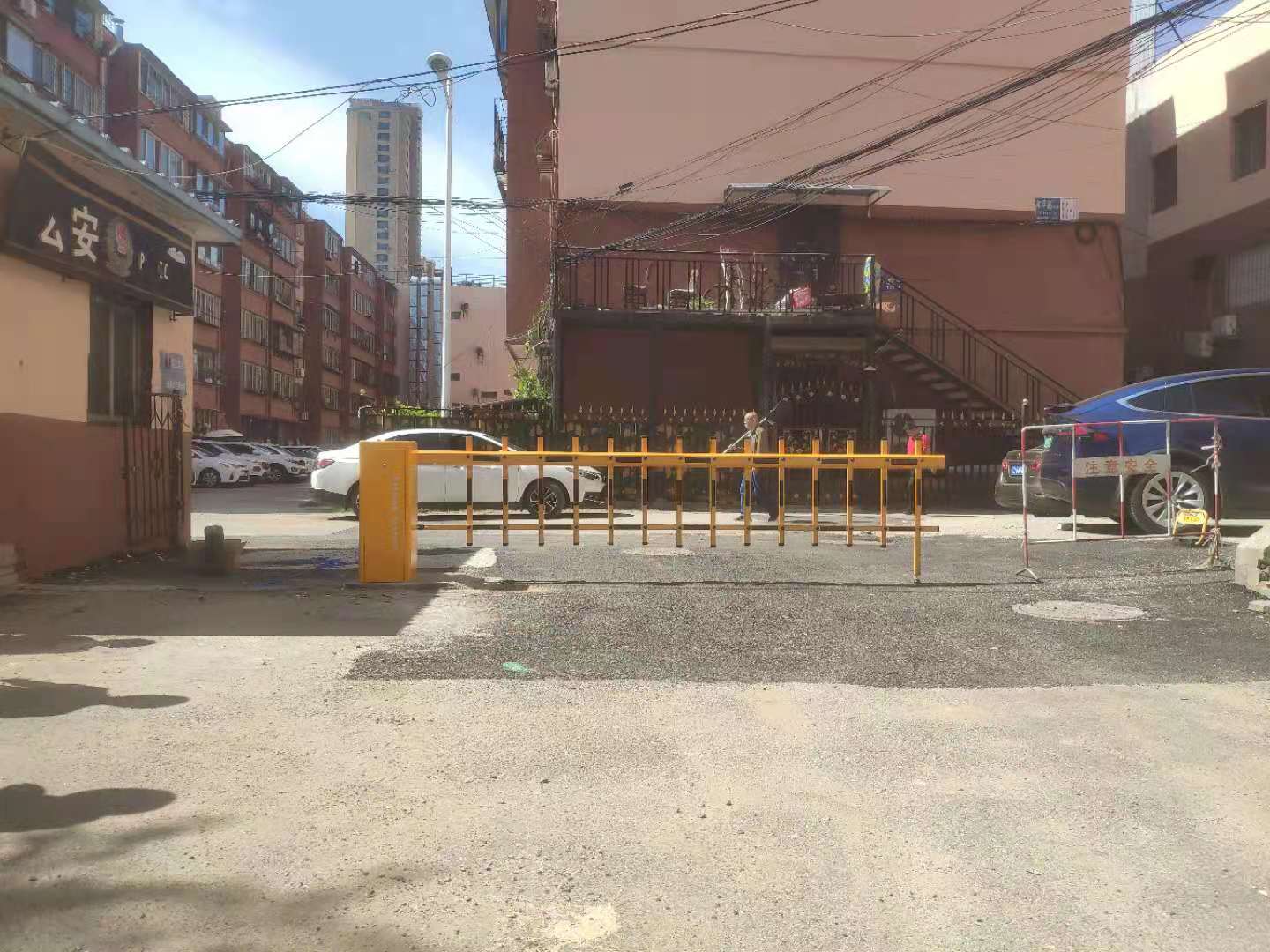 撫順某小區(qū)柵欄道閘安裝完畢