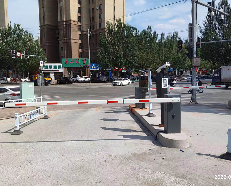 于洪大型掃碼支付車牌識別收費停車場系統(tǒng)安裝后正式運行