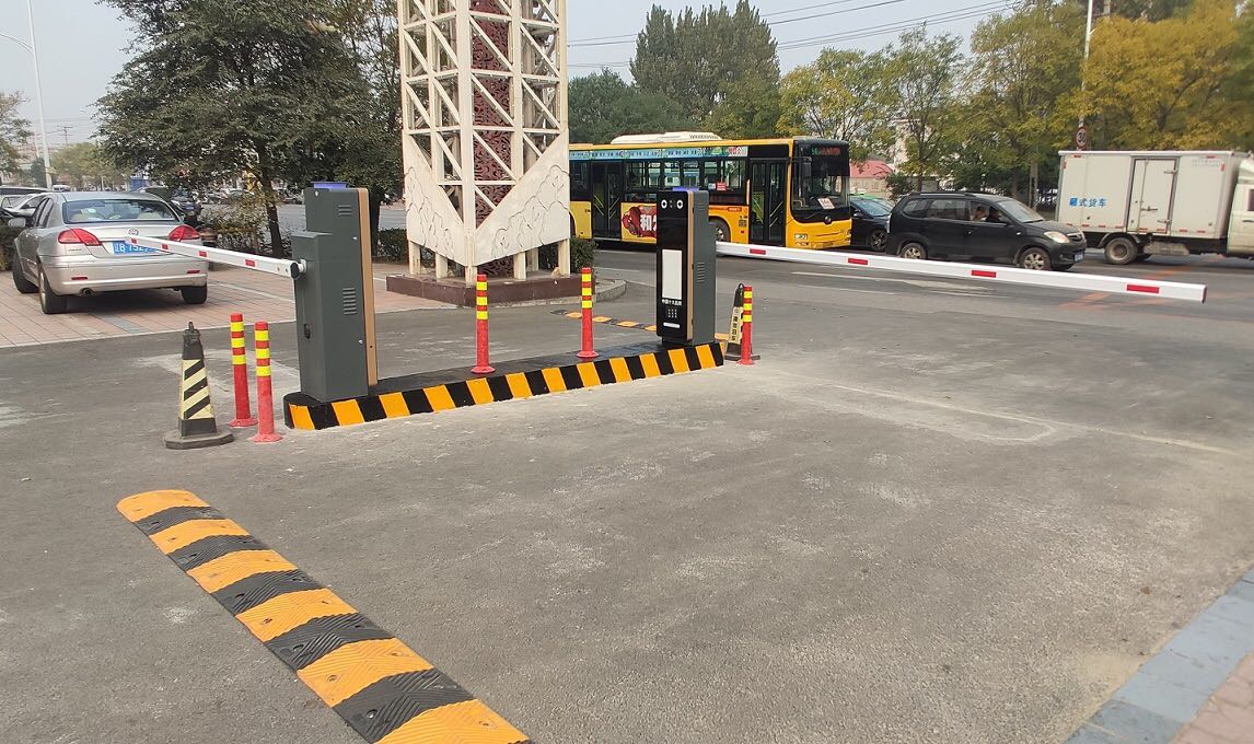 鞍山無人值守收費車場車牌識別一體機安裝案例