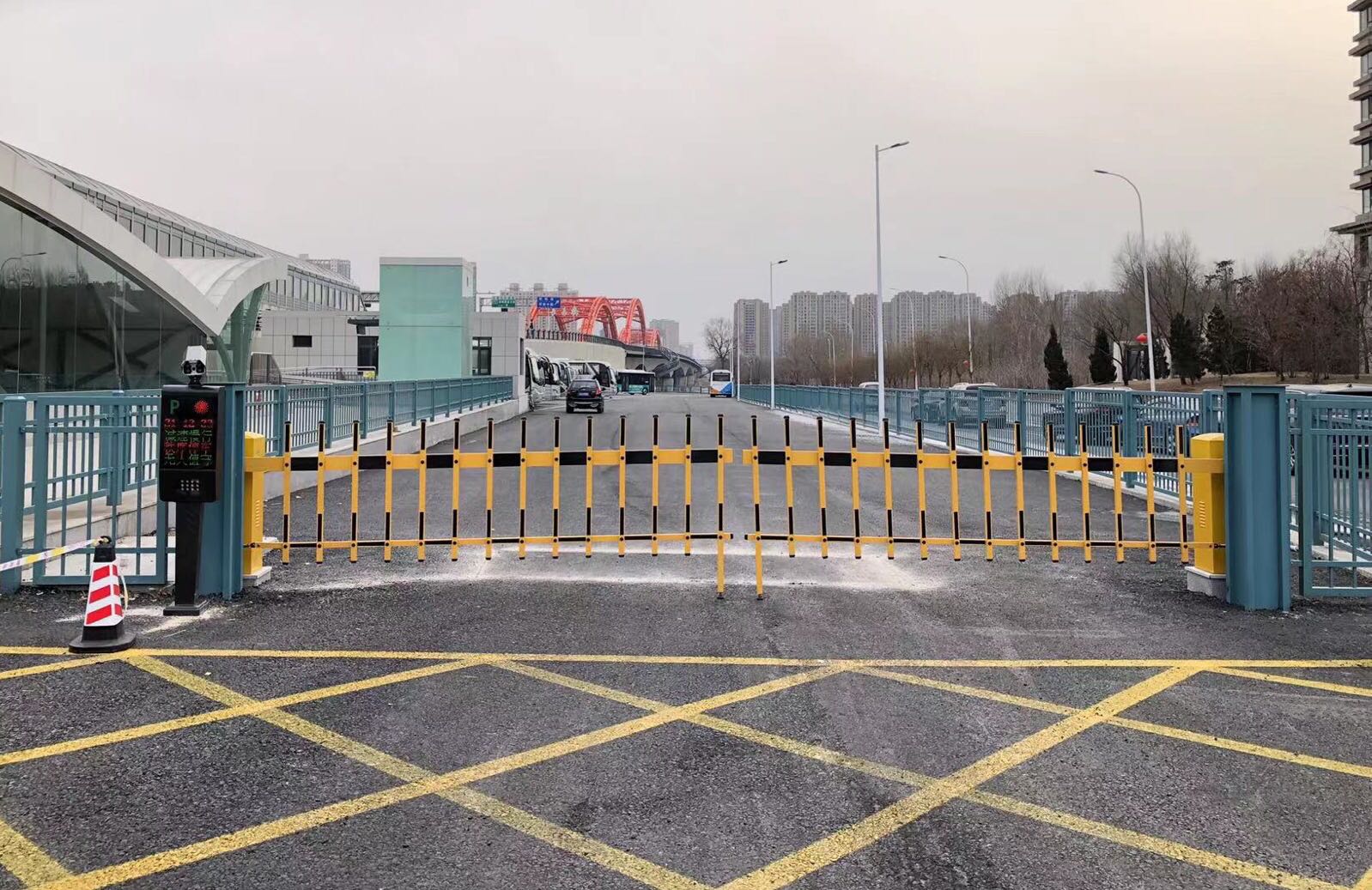 沈陽公交樞紐站紅門柵欄道閘400萬防偽相機車牌識別系統(tǒng)安裝