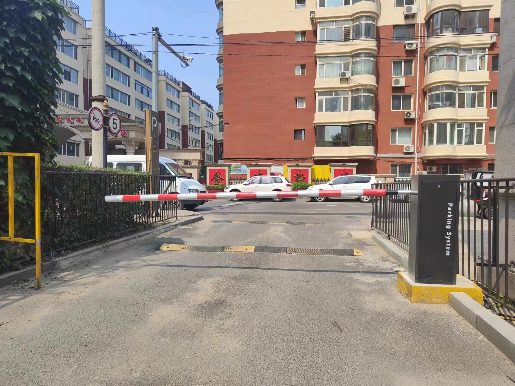 沈陽世貿五里河小區(qū)高速道閘防砸桿防尾隨車牌識別道閘系統(tǒng)