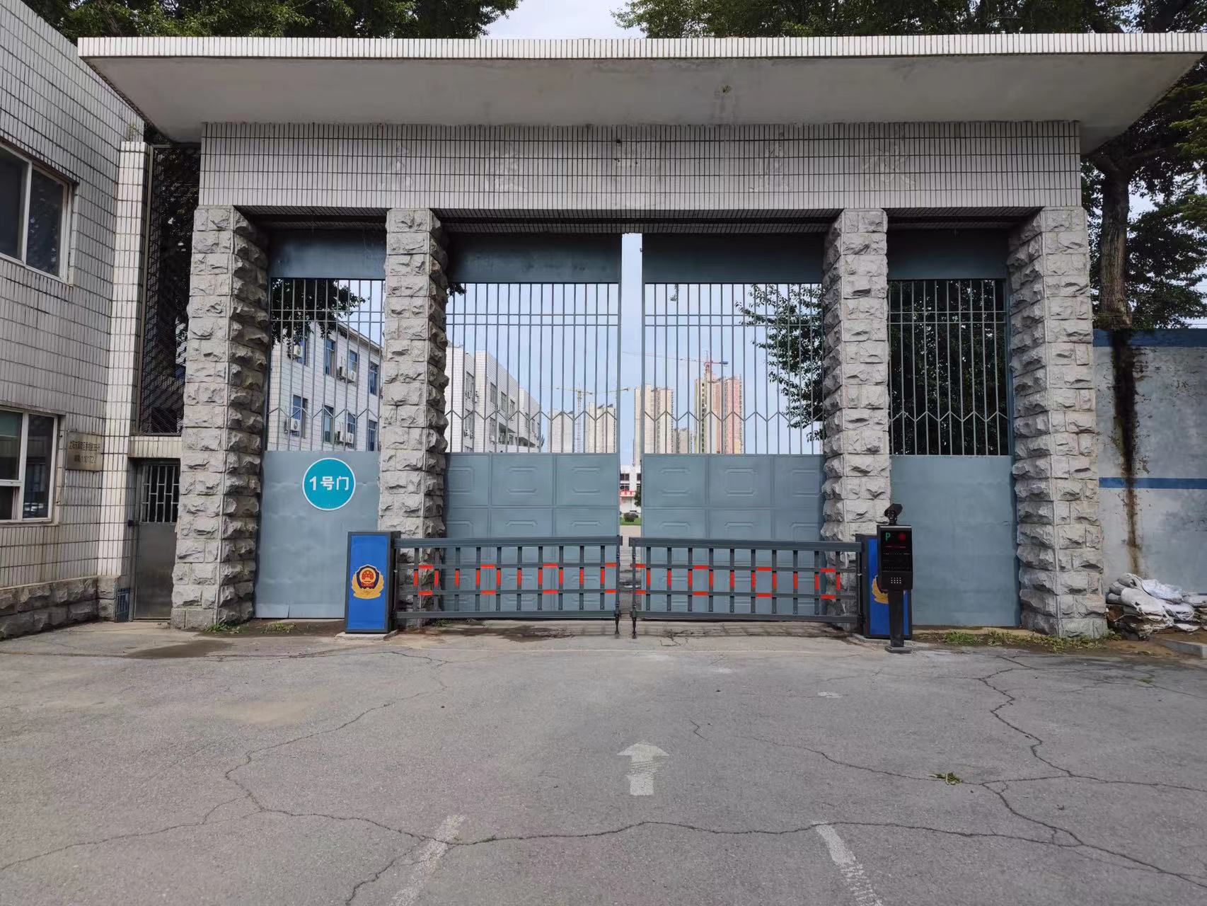 沈陽市某監(jiān)獄大門口大型柵欄道閘車牌識別系統(tǒng)13998203311
