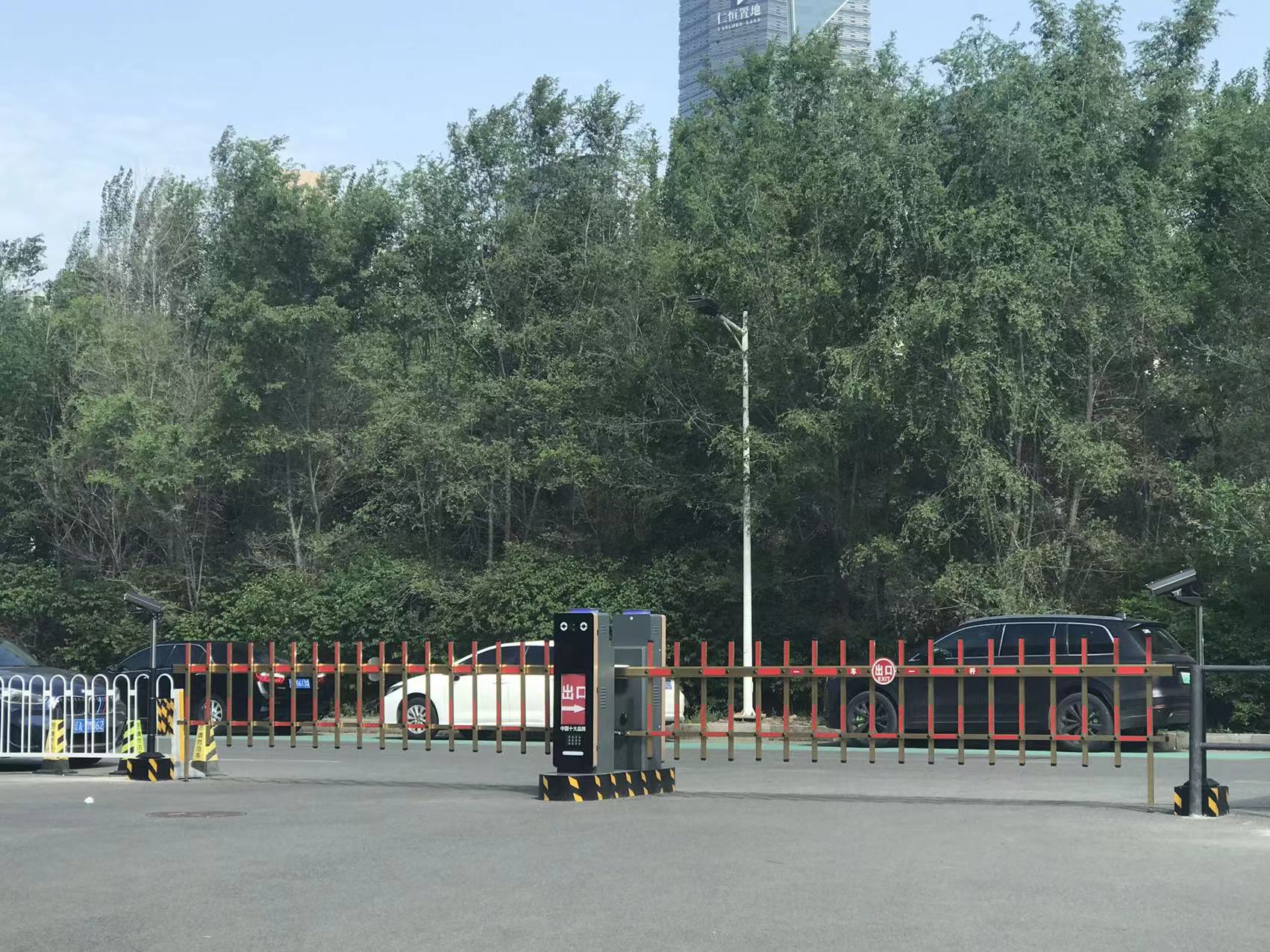 沈陽五里河公園附近某大型停車場車牌識別車輛進出管理收費系統(tǒng)