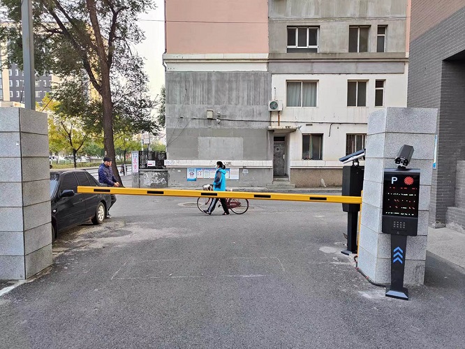 沈陽建筑大學(xué)企業(yè)4G防偽車牌識別管理系統(tǒng)安裝調(diào)試完畢