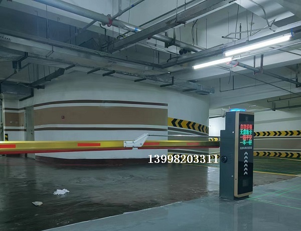 沈陽北站遼沈銀行道閘車牌識別一體機